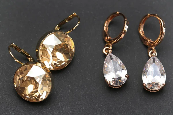 Σκουλαρίκια Αφρώδη Διαμάντια Χρυσό Μέταλλο — Φωτογραφία Αρχείου