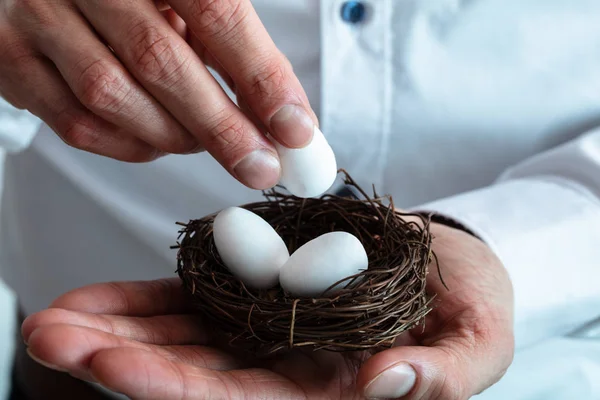 Primer Plano Del Nido Mano Del Hombre Con Huevos Blancos — Foto de Stock