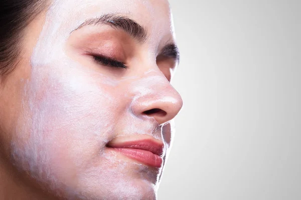 Mulher Bonita Aplicando Máscara Facial — Fotografia de Stock