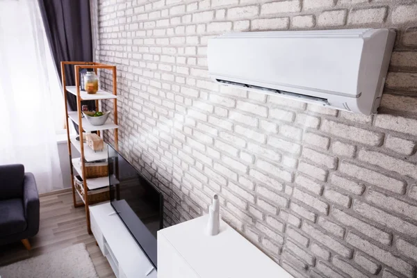Climatiseur Blanc Soufflant Air Froid Sur Mur Brique Dans Salon — Photo