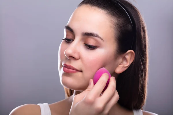 Mulher Bonita Aplicando Maquiagem Usando Esponja Liquidificador Rosa — Fotografia de Stock