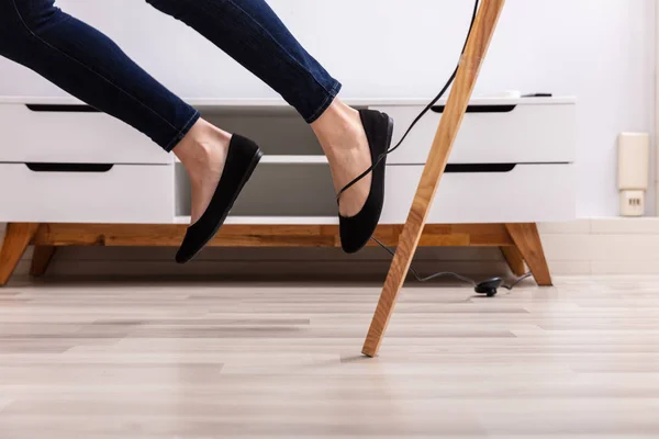 Close Van Een Vrouw Benen Strompelen Met Een Elektrisch Koord — Stockfoto