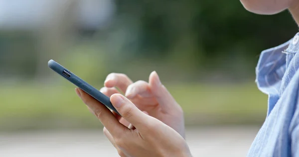 Mujer Uso Teléfono Inteligente Aire Libre — Foto de Stock