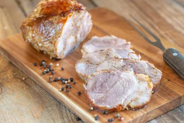 Porchetta Włoska Pieczona Wieprzowina Drewnianej Desce — Zdjęcie stockowe