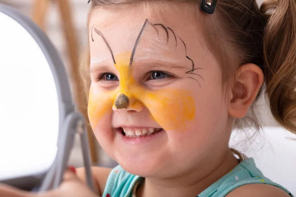 Close Sorrir Menina Bonita Com Rosto Pintado — Fotografia de Stock