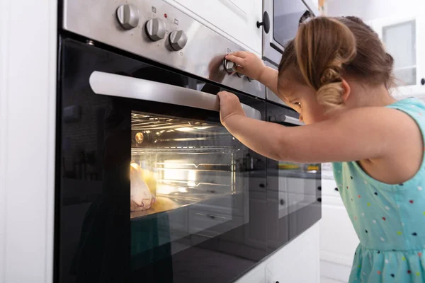 Little Girl Playing Electric Microwave Oven Kitchen — Stock Photo, Image