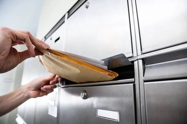 Närbild Persons Hand Infoga Kuvert Brevlådan — Stockfoto