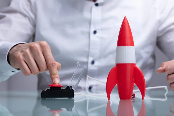 Biznesmen Hand Uruchomienie Rocket Naciskając Czerwony Przycisk — Zdjęcie stockowe