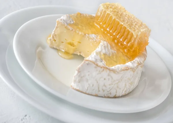 Camembert Mézesmadzaggal Fehér Tányéron — Stock Fotó