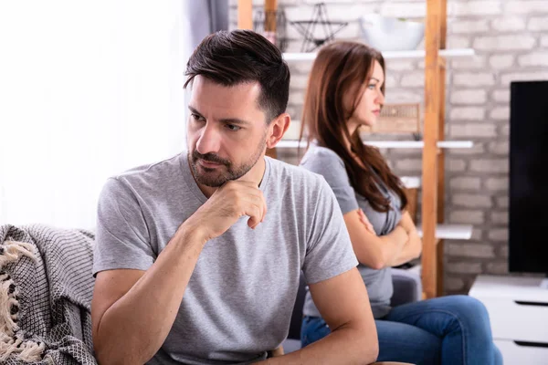 Jeune Couple Déprimé Assis Sur Canapé Maison — Photo