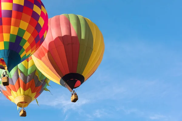 青空に多色の熱気球 — ストック写真