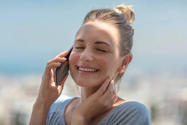 Portret Van Een Gelukkig Vrolijk Meisje Aan Telefoon Lacht Met — Stockfoto