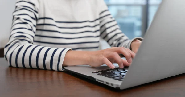 노트북 컴퓨터를 이용하는 여성들 — 스톡 사진