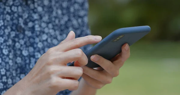 Mujer Uso Teléfono Inteligente Parque — Foto de Stock