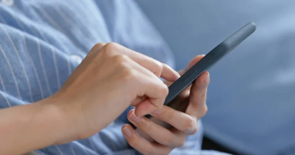 Mujer Utilizar Teléfono Móvil Para Línea — Foto de Stock