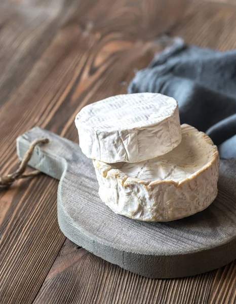 Duas Cabeças Camembert Tábua Madeira — Fotografia de Stock