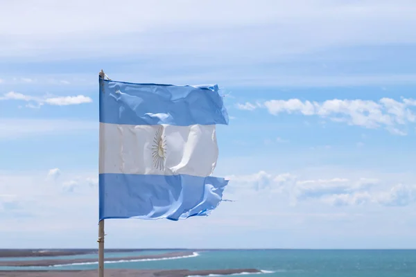 Σημαία Της Αργεντινής Τον Ατλαντικό Ωκεανό Στο Παρασκήνιο Τοπίου Αργεντινή — Φωτογραφία Αρχείου