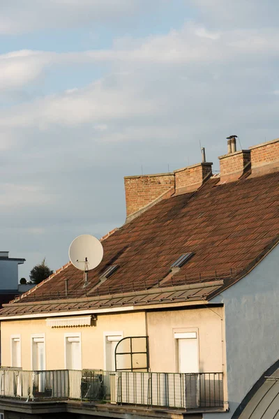 Telhado Com Chaminés Antena Satélite — Fotografia de Stock