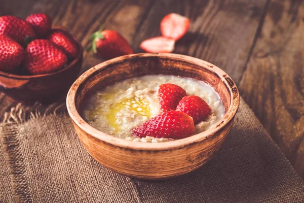 Schüssel Hafer Mit Frischen Erdbeeren Auf Dem Holztisch — Stockfoto