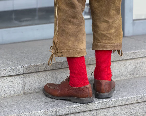 Людина Традиційному Баварському Шкіряні Штани Lederhosen Червоні Шкарпетки — стокове фото
