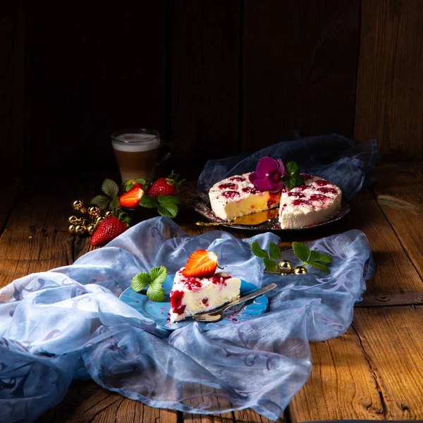 Schöner Und Schmackhafter Käsekuchen Ohne Backen Mit Erdbeeren — Stockfoto