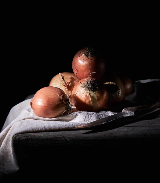 Ungeschälte Runde Braune Zwiebeln Auf Grauer Leinenserviette Schwarzer Hintergrund — Stockfoto