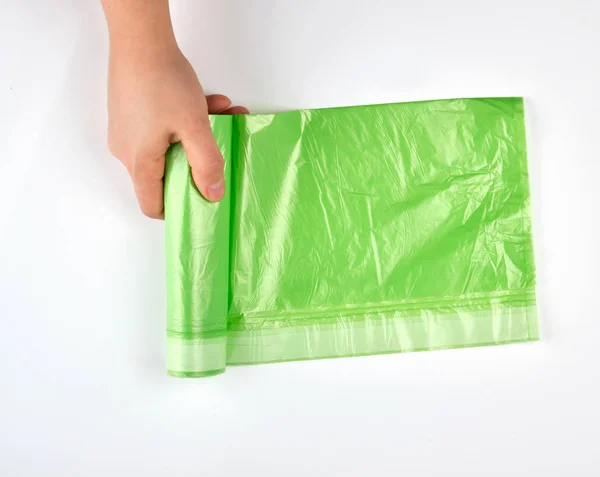 Weibliche Hand Wickelt Grüne Rolle Mit Plastiktüten Für Müll Auf — Stockfoto