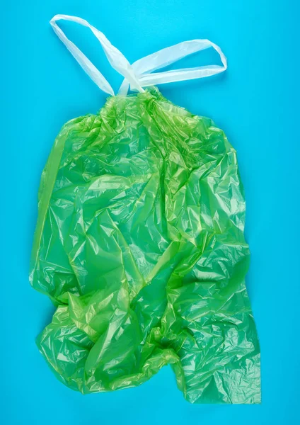 Leere Grüne Plastik Mülltüte Mit Griffen Auf Blauem Hintergrund — Stockfoto