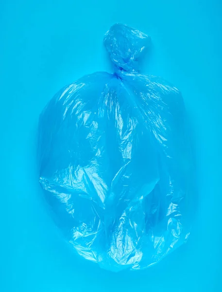 蓝色背景上用于垃圾的蓝色塑料袋 顶视图 — 图库照片