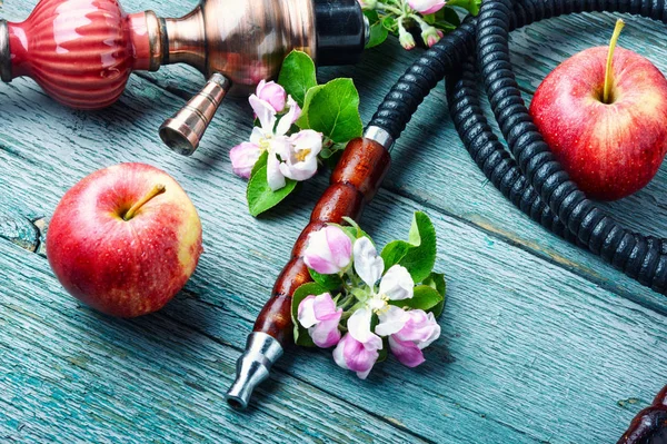 Fumar Narguile Oriental Shisha Árabe Con Manzana Hookah Apple Fruit — Foto de Stock