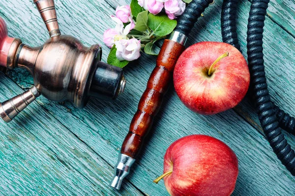 Fumar Narguile Oriental Shisha Árabe Con Manzana Hookah Apple Fruit — Foto de Stock