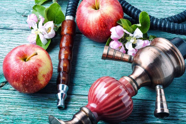 Fumar Narguile Oriental Shisha Árabe Con Manzana Hookah Apple Fruit — Foto de Stock