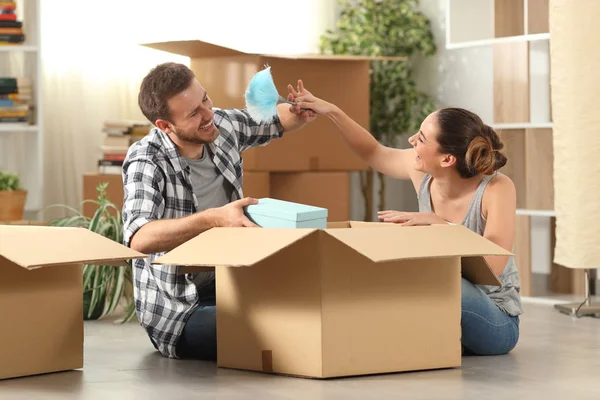 Glückliches Paar Scherzt Beim Umzug Nach Hause Boxen Sachen Sitzen — Stockfoto