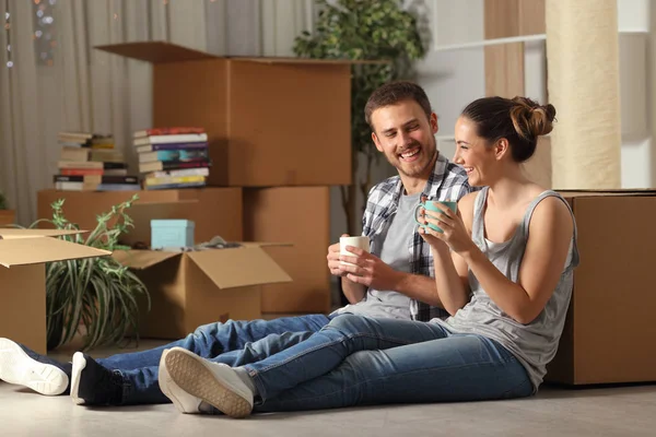 Happy Couple Moving Home Resting Talking Sitting Floor Drinking Coffee — Stock Photo, Image