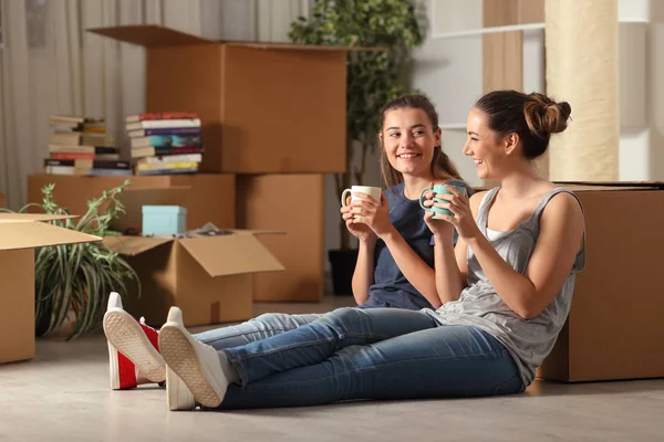 Dos Compañeros Cuarto Felices Mudándose Casa Descansando Hablando Sentados Suelo — Foto de Stock