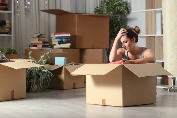 Triste Despejado Inquilino Movendo Para Casa Boxe Pertences Sentados Chão — Fotografia de Stock
