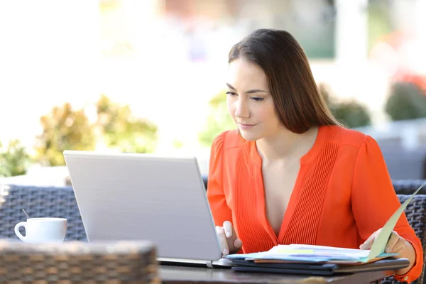 Imprenditore Serio Che Lavora Online Con Computer Portatile Documenti Seduti — Foto Stock