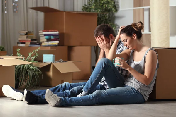 Triste Pareja Desalojada Mudándose Casa Quejándose Sentado Suelo Noche — Foto de Stock