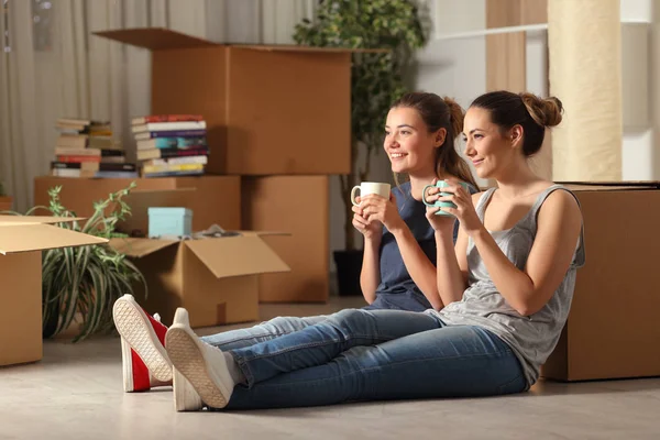 Dos Compañeros Cuarto Felices Mudan Casa Descansando Tomando Café Sentado — Foto de Stock