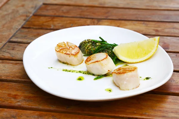 Close Portion Three Grilled Scallops White Plate Brown Wooden Table — Stock Photo, Image