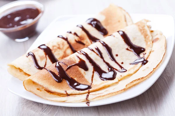 Paar Hausgemachte Crêpes Mit Etwas Schokolade — Stockfoto