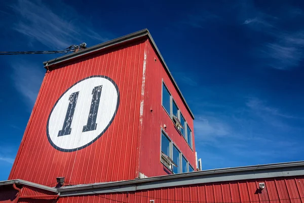 Edificio Rojo Con Número Once Lado Con Cielo Azul Profundo — Foto de Stock