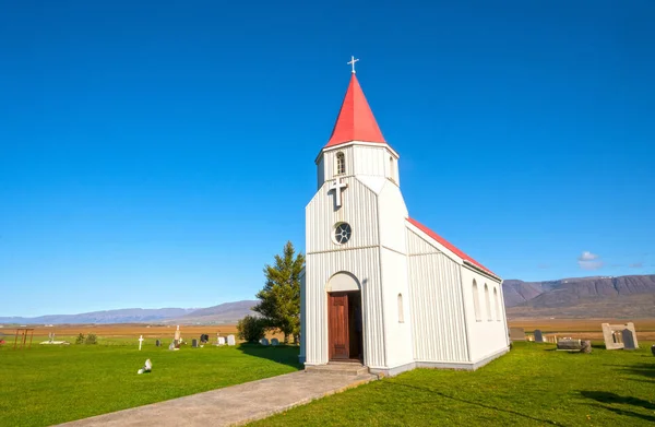 Colorata Chiesa Rustica Una Pianura Islandese Vicino Glaumbaer Islanda — Foto Stock
