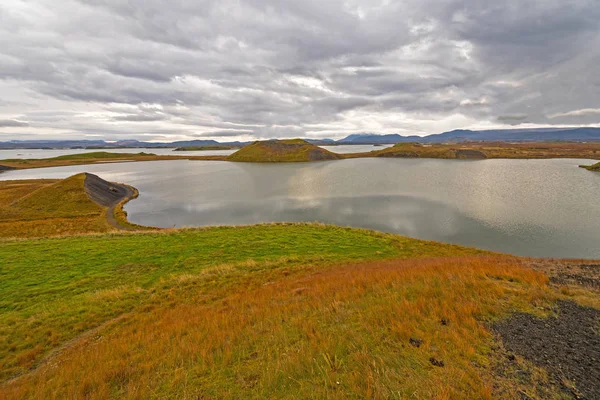 Färgglada Kullar Avlägsen Tundra Lake Myvatn Island — Stockfoto