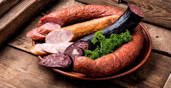 Plateau Alimentaire Avec Délicieuses Saucisses Salami Plat Viande Fraîche — Photo