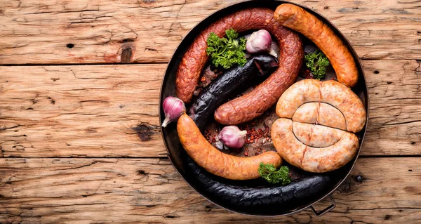 Plateau Alimentaire Avec Délicieuses Saucisses Salami Plat Viande Fraîche — Photo