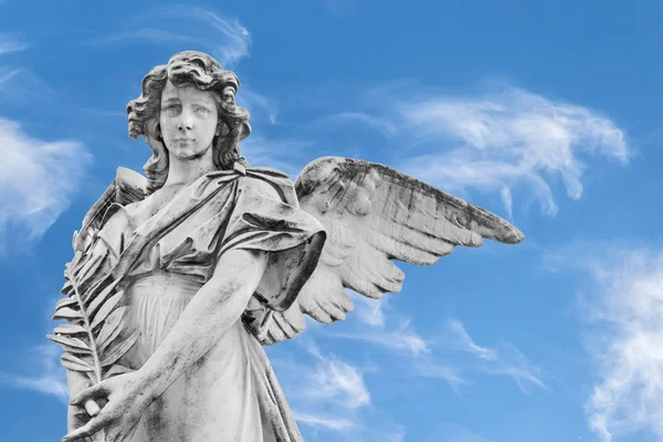 Статуя Ангела Оливковыми Ветвями Фоне Неба Облаков — стоковое фото