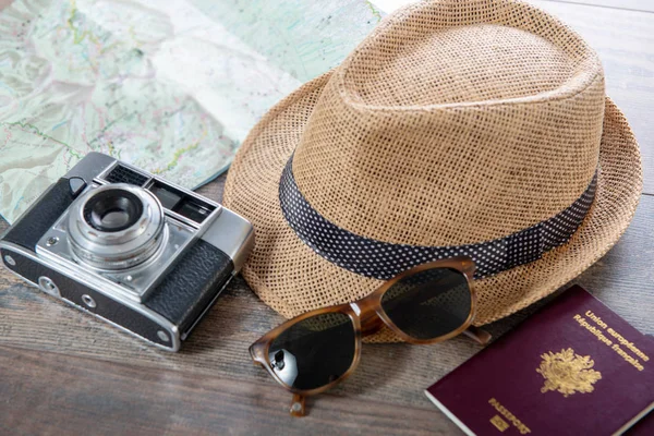Passaportes Mapa Chapéu Verão Câmera Pronta Para Férias — Fotografia de Stock