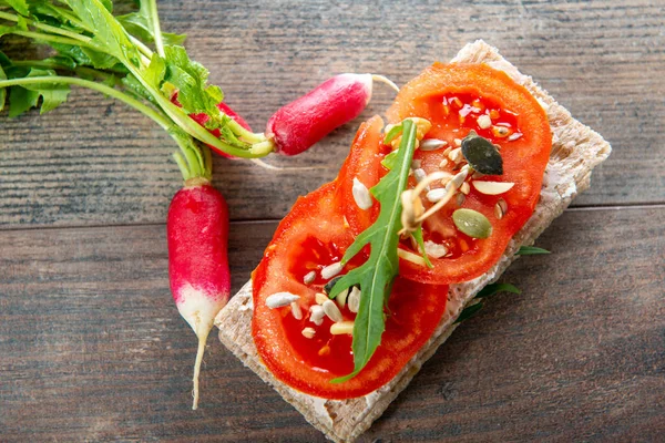 Leckere Knäckebrot Mit Tomaten Salat Und Käse — Stockfoto