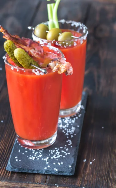 Due Bicchieri Bloody Mary Guarniti Con Cetriolini Gambo Sedano — Foto Stock